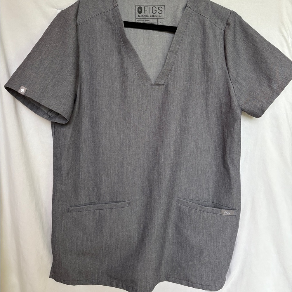 Figs SET Charcoal Short Sleeve Women’s Scrub Top with matching scrub bottoms